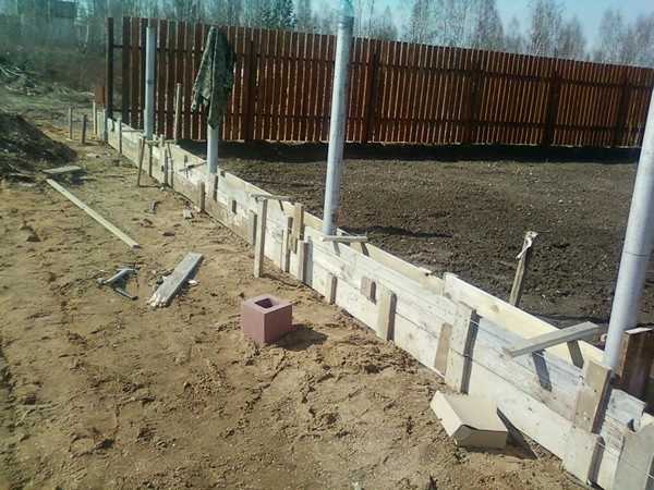 Забор; ставить или нет до начала строительства