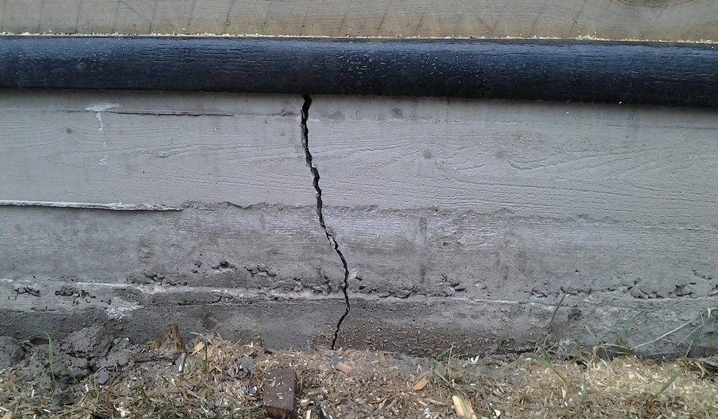 Причины появления трещин в бетон после заливки и способы их устранения