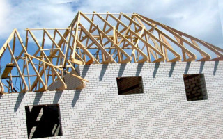 Вальмовая крыша: особенности конструкции, выбор стропильной системы, устройство и пошаговая инструкция по установке (75 фото)